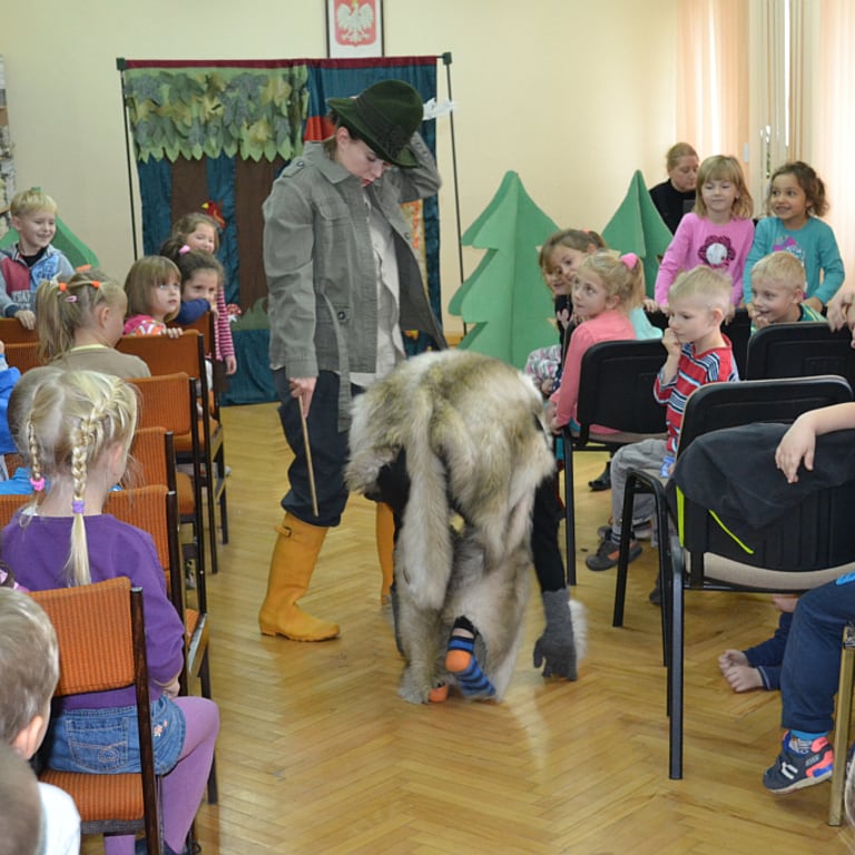 96_2_czerwony-kapturek-w-bibliotece.jpg
