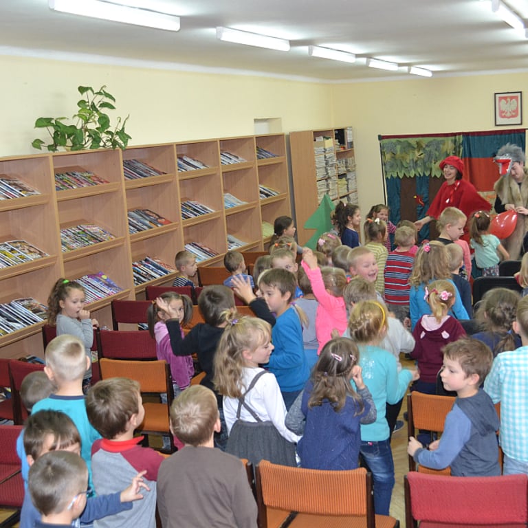 96_3_czerwony-kapturek-w-bibliotece.jpg